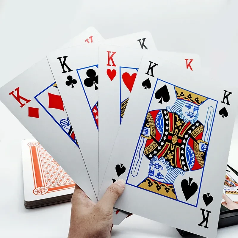 مجموعة أوراق اللعب العملاقة لجميع الأعمار - أكبر 6 مرات للمتعة والترفيه